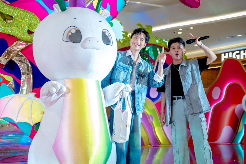 Anh trai Phạm Anh Duy cùng các phần quà PAMA BLIND BOX từ PARC Mall