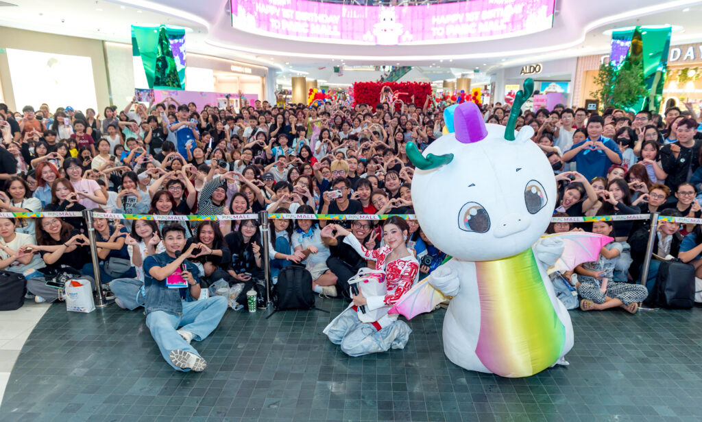 Em xinh Lamoon giao lưu cùng các fan