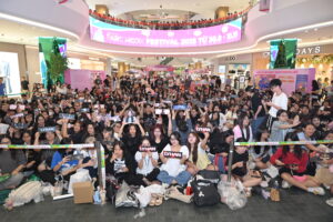 Khán giả háo hức tập trung từ sớm để chờ NICKY và LYHAN tại lễ hội Trung Thu 2025