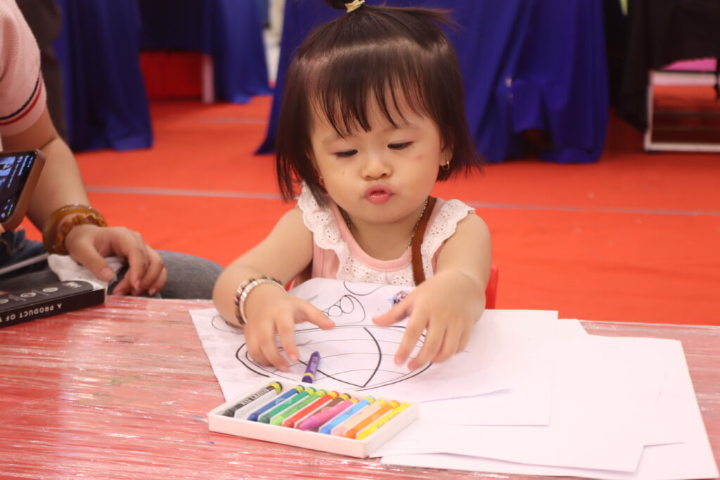 Những khoảnh khắc đáng yêu của các bé tại hoạt động trung thu thiếu nhi
