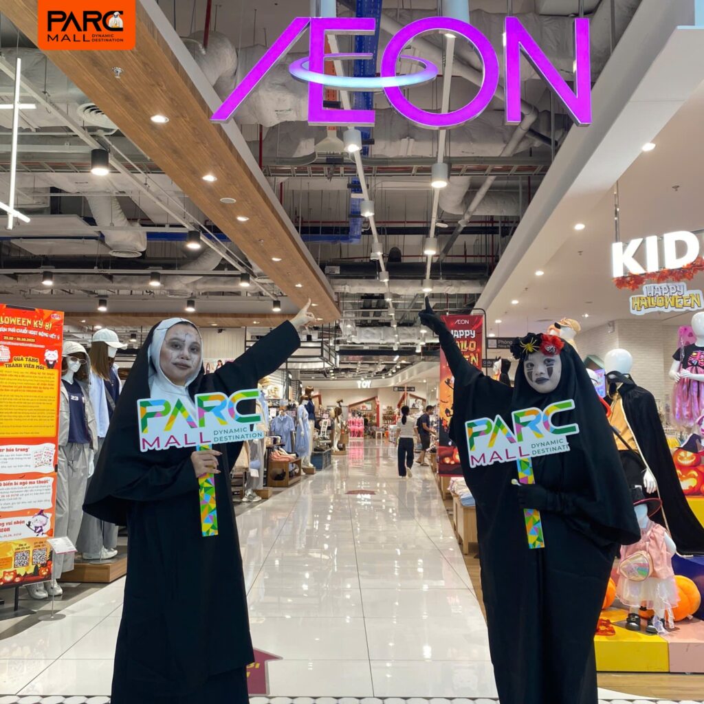 Dzô Diện cùng Ma Sơ chào đón khách hàng mua sắm tại siêu thị AEON - PARC MALL