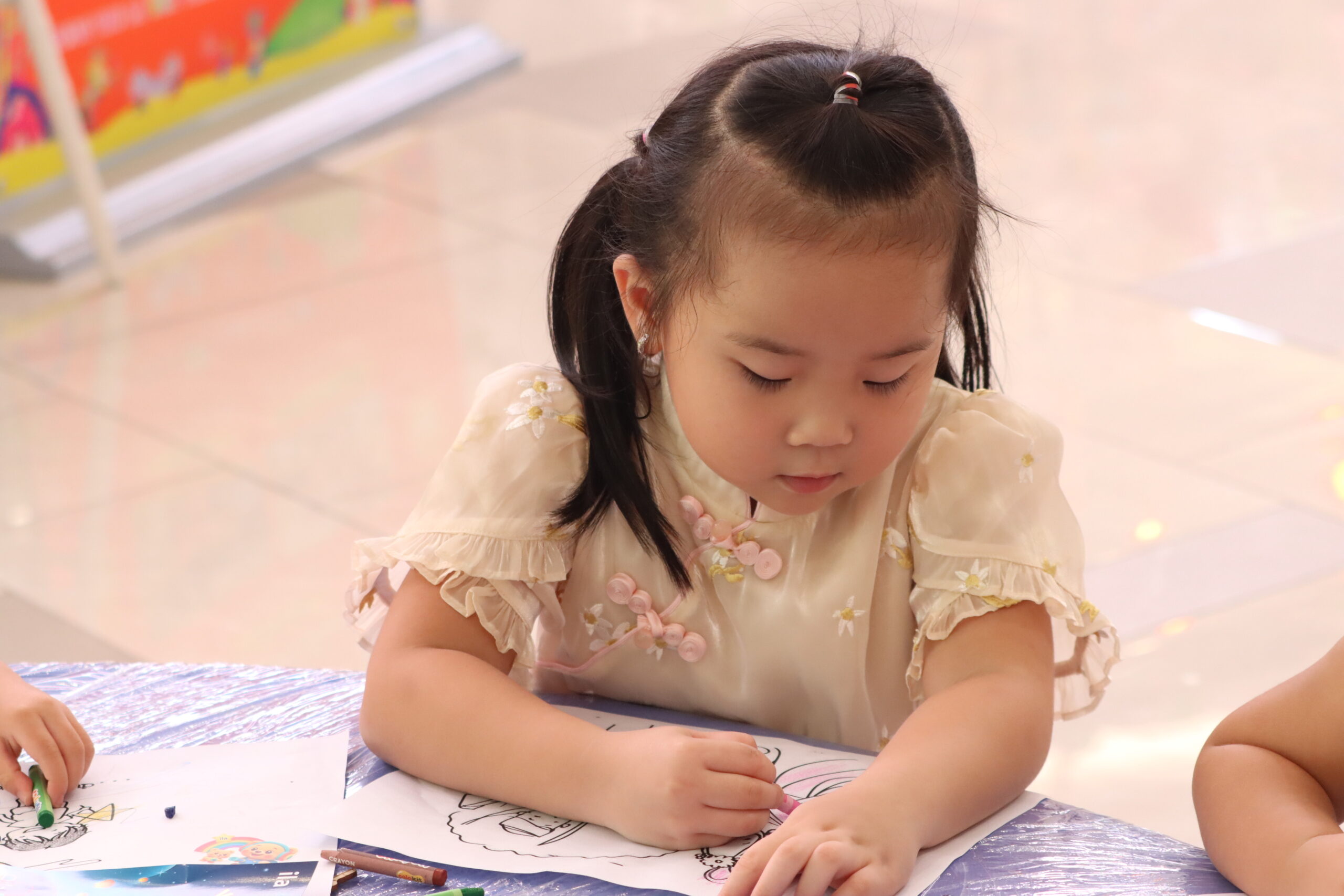 Khoảnh khắc bé sáng tạo trong hoạt động thủ công Trung Thu tại PARC Mall