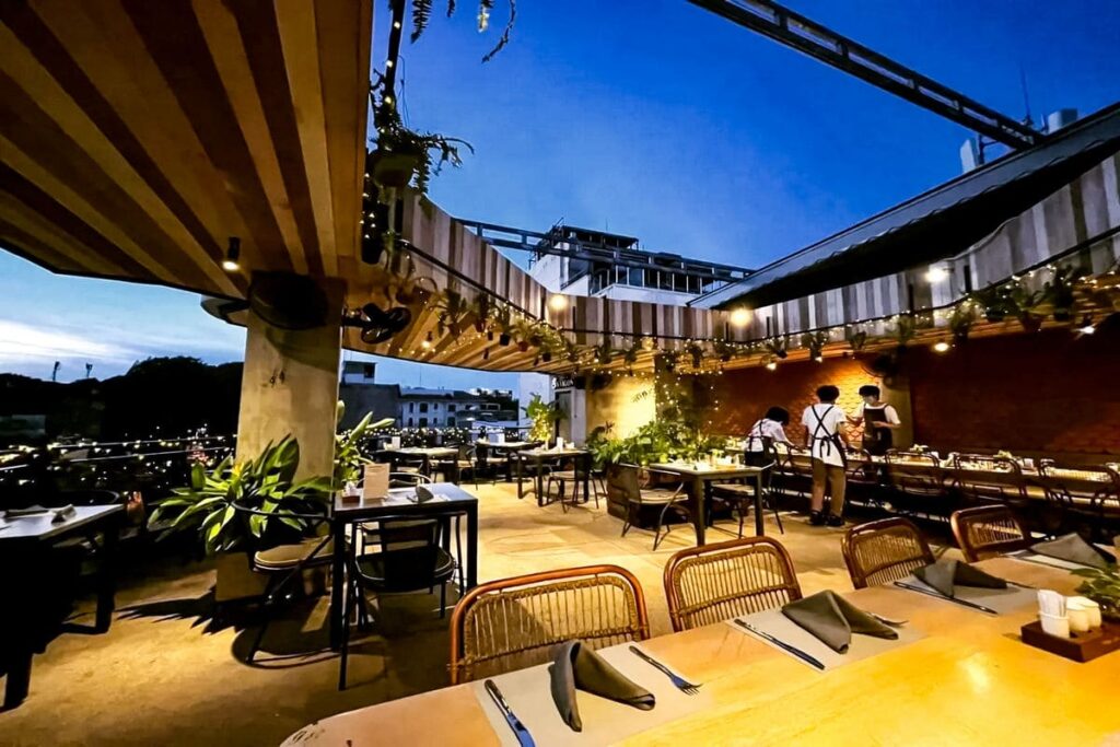 Không gian triệu view tại nhà hàng Chanh Bistro Rooftop