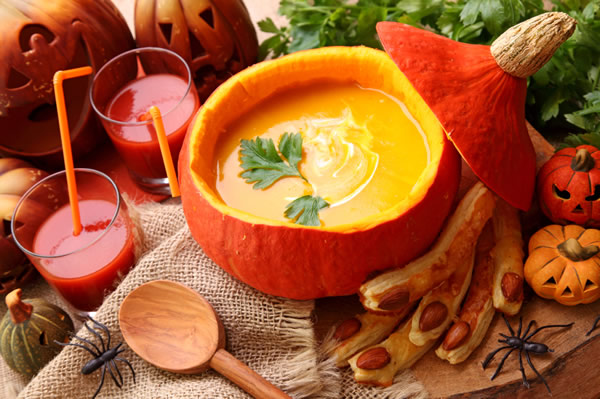 Súp bí đỏ được trang trí độc đáo trong mùa lễ hội Halloween. Nguồn Internet