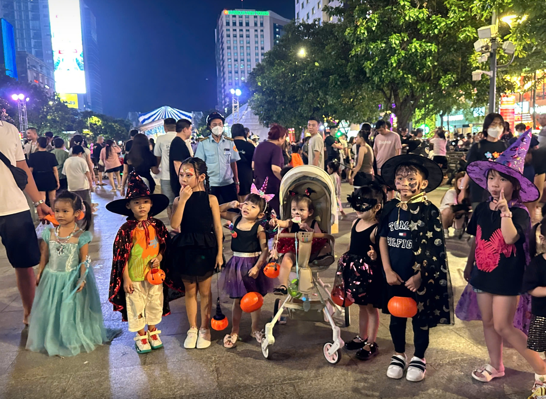 Hình ảnh các bé hoá trang Halloween tại Phố đi bộ Nguyễn Huệ