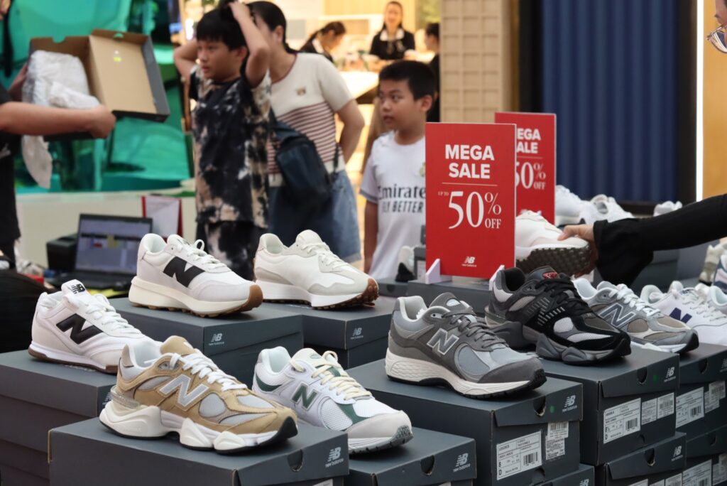 Giày thể thao giảm giá lên đến 50% 1 đôi chỉ hơn 1 triệu đồng