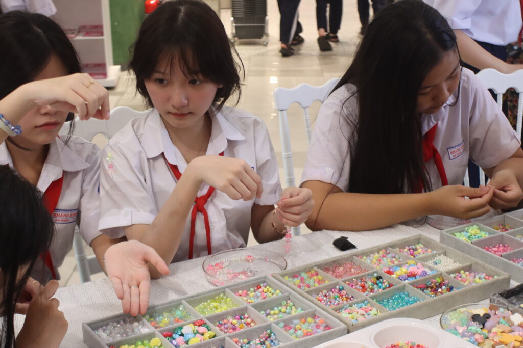 Học sinh tự tay sáng tạo những vòng tay xinh xắn tại PARC MALL