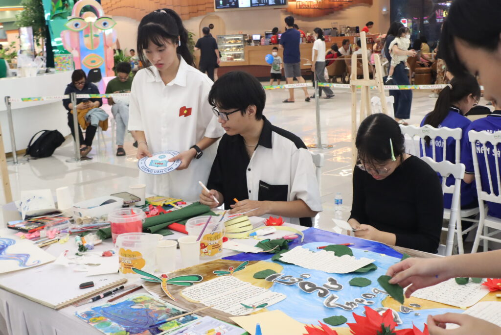 Các thí sinh tỉ mỉ, chăm chút cho tác phẩm dự thi của đội