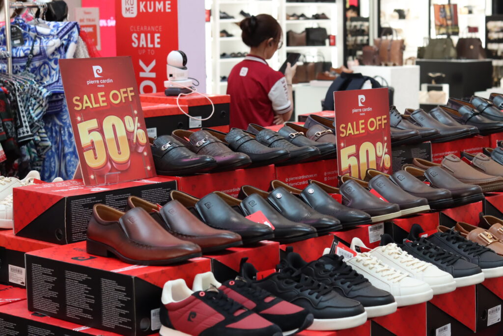 Giày thể thao giảm giá lên đến 50%  1 đôi chỉ hơn 1 triệu đồng