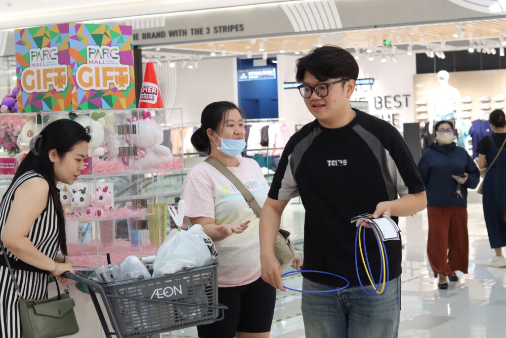 Khách hàng tham gia minigame quà tặng cực khùng khi mua sắm tại PARC MALL