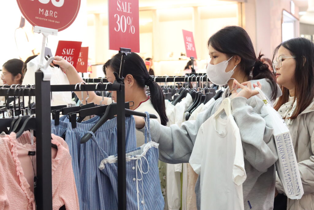 khách hàng mua sắm tấp nập tại sảnh sự kiện