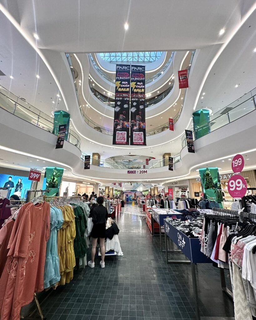Không gian mua sắm rộng rãi tại sảnh sự kiện
