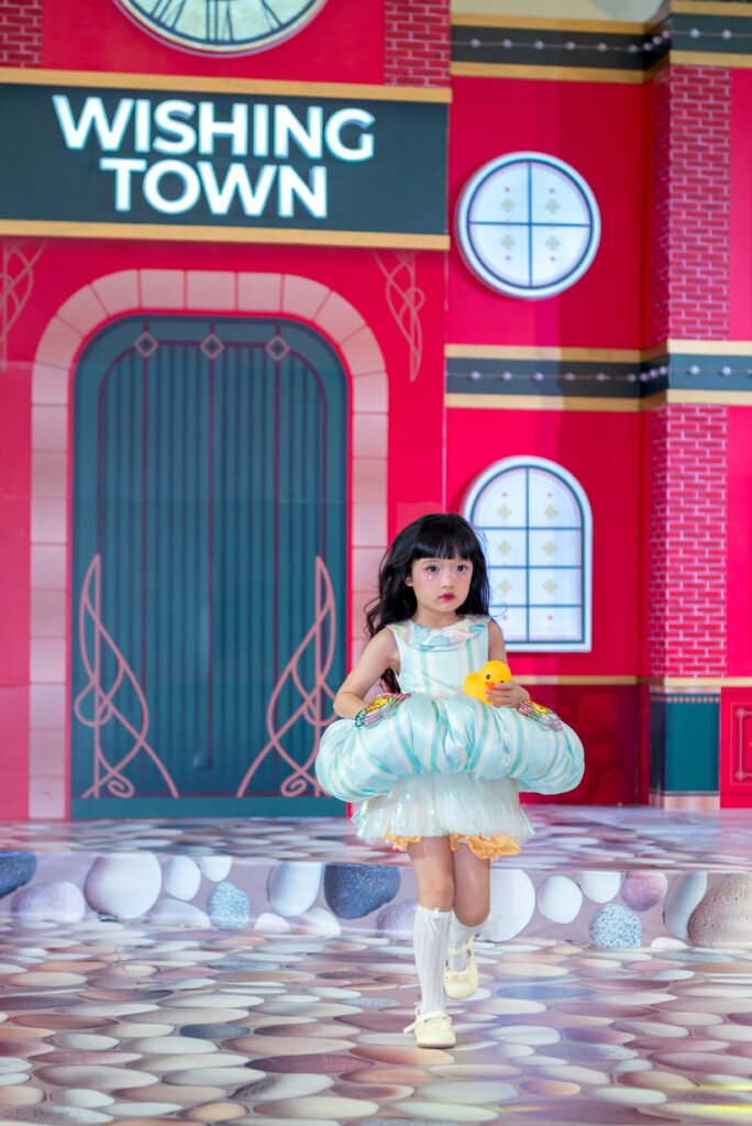 các bé siêu mẫu nhí tự tin trình diễn thời trang tại PARC MALL