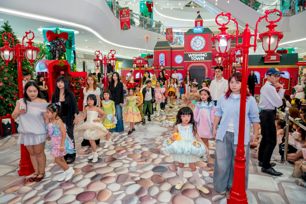 Fasion show đầy đáng yêu từ các bé siêu mẫu nhí