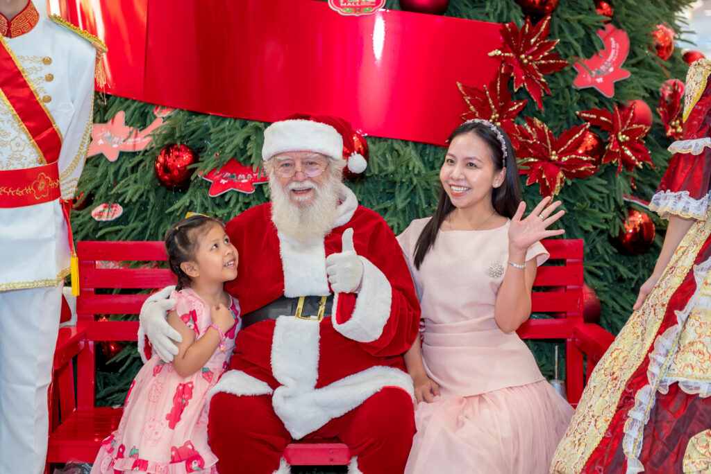 Giao lưu cùng ông già Noel tại cây thông khổng lồ