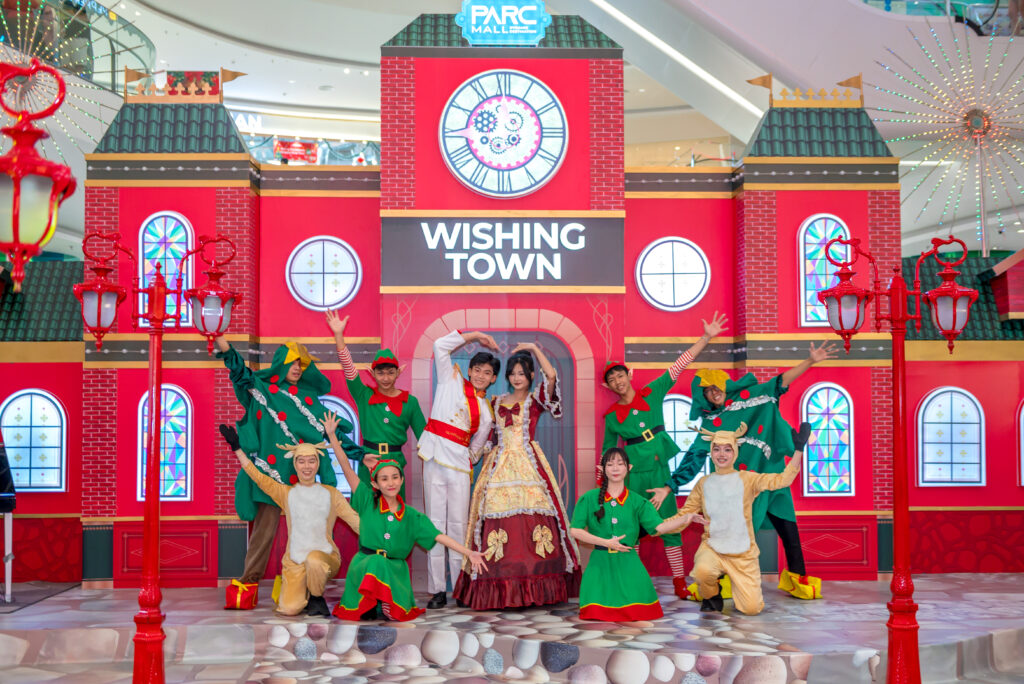 Màn trình diễn từ các nhân vật cổ tích tại sảnh sự kiện giáng sinh