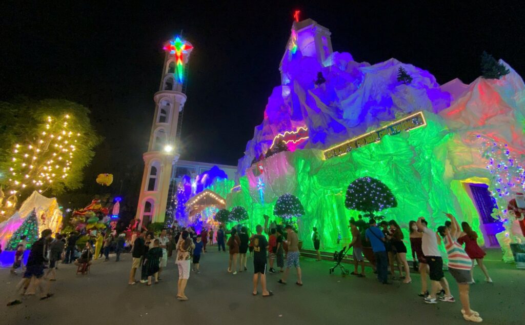 Lễ hội tại Xóm Đạo đường Phạm Thế Hiển (Ảnh: Sưu Tầm)