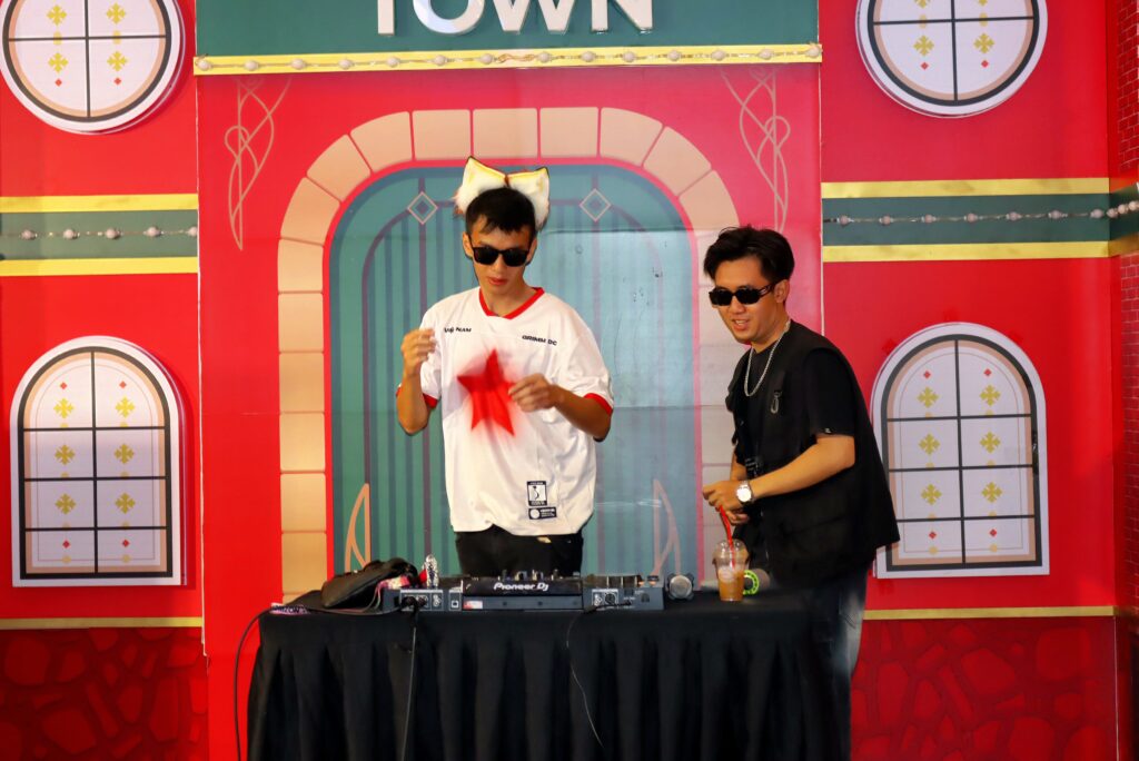 DJ Cá cháy hết mình cùng chương trình random dance