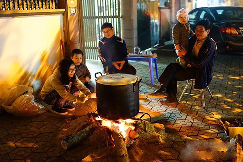 Gia đình sum vầy bên bếp lửa hồng chuẩn bị cho đêm giao thừa