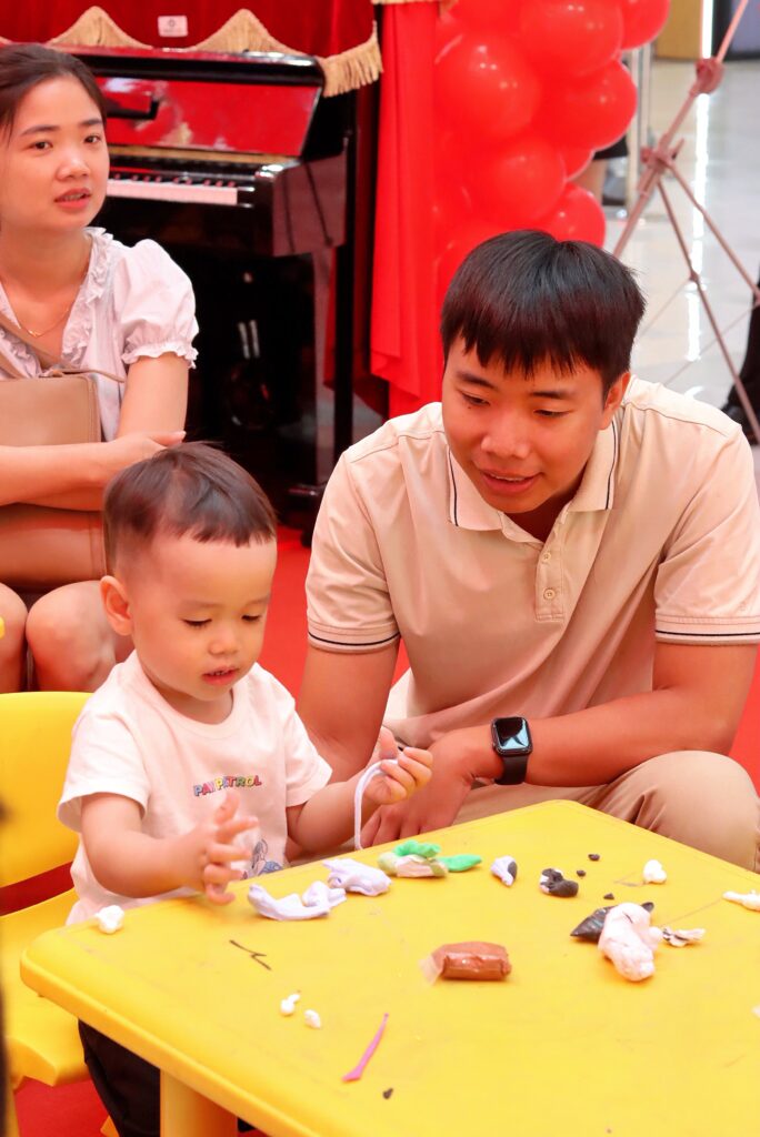 những khoảnh khắc đáng nhớ của cha mẹ và các bé