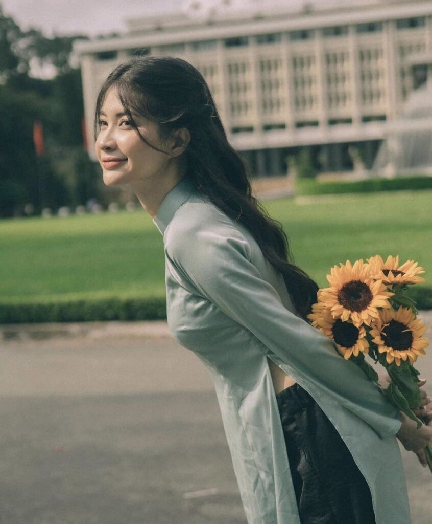 Khung ảnh nàng thơ trước Dinh Độc Lập Nguồn Internet