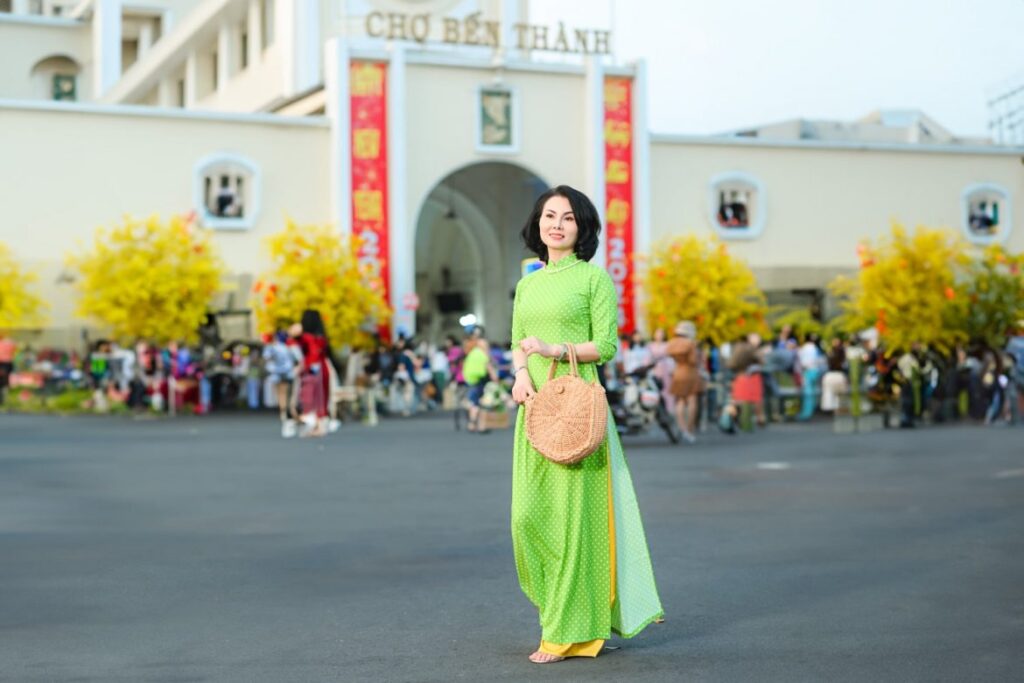 Phong cách Cô Ba Sài Gòn sảnh điệu tại cổng phía Đông Chợ Bến Thành