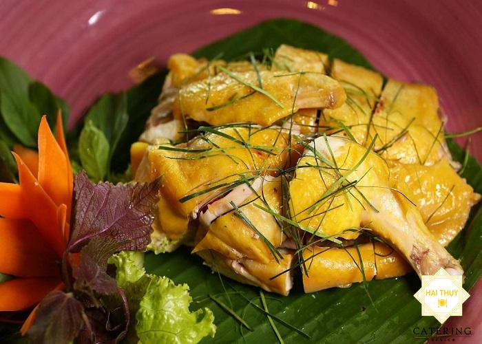 Thịt gà luộc lá chanh vàng ươm Nguồn: Internet