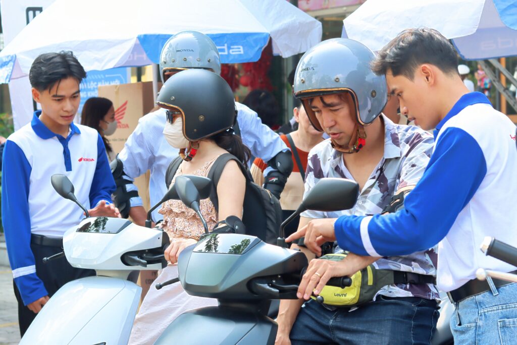 Khách hàng hào hứng chạy thử xe honda tại sự kiện PARC MALL