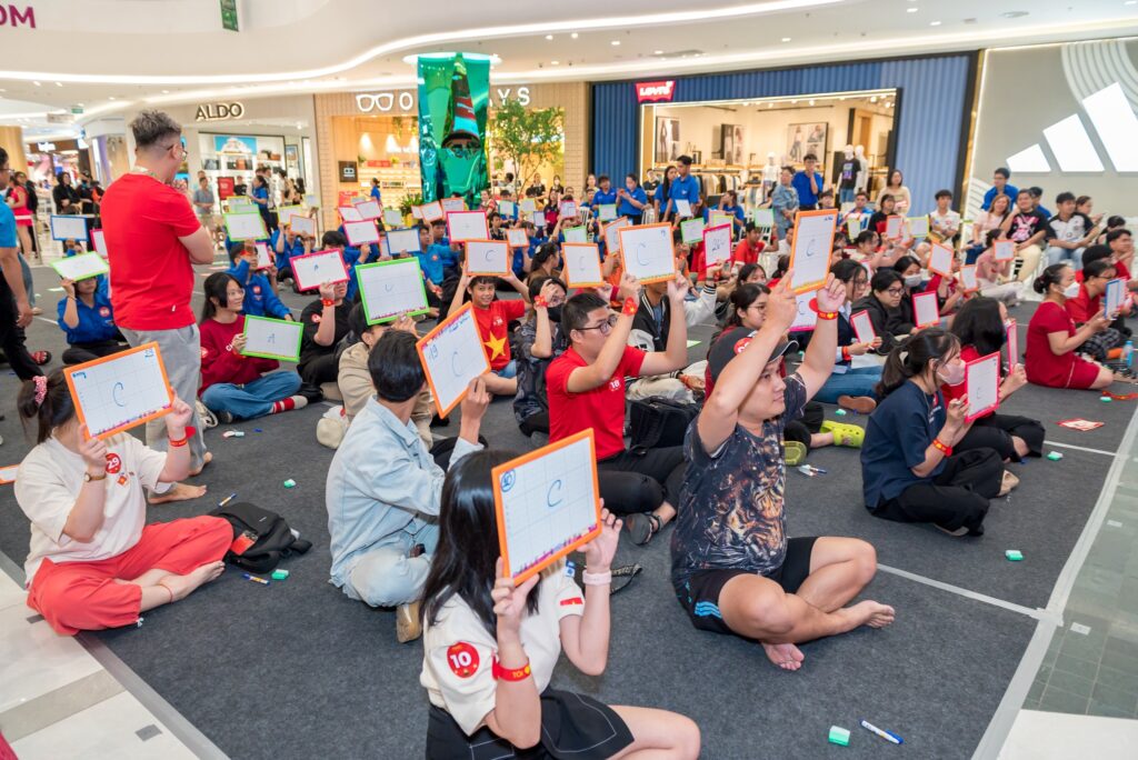 Cuộc thi rung chuông vàng dưới sự tham gia của hơn 100 khách hàng