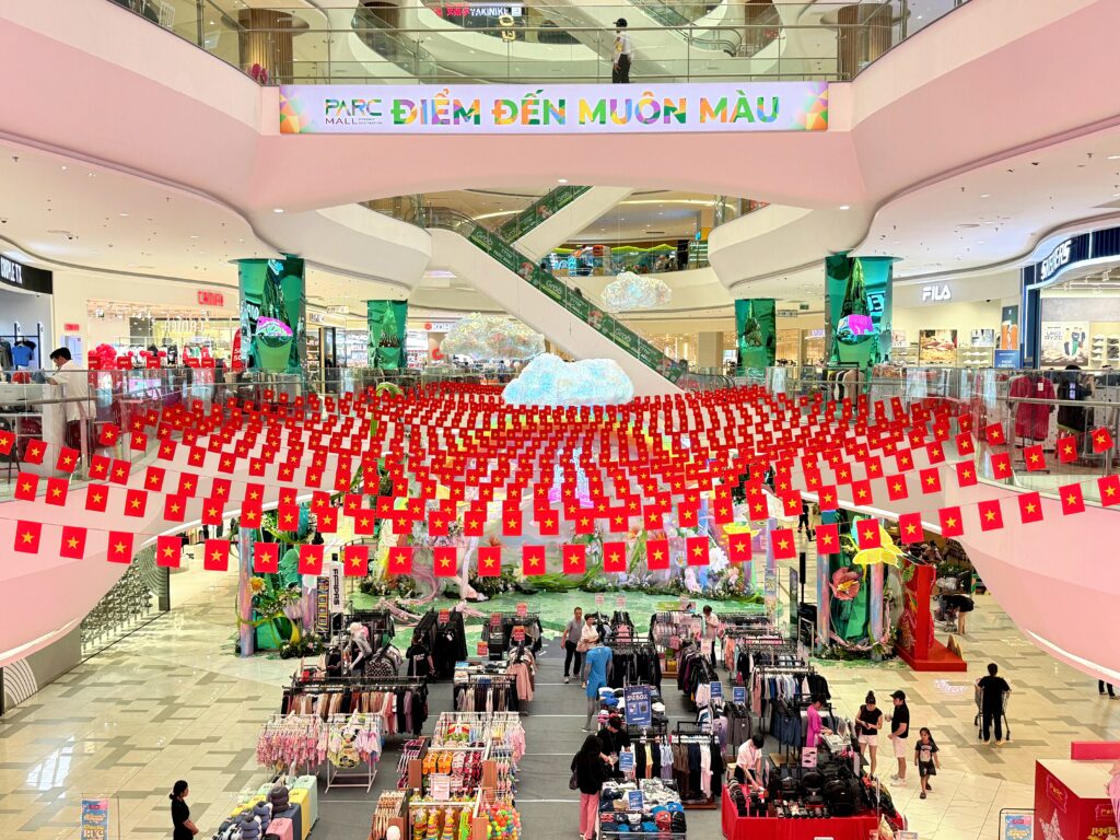 Không gian trang trí cờ đỏ rực rỡ tại PARC MALL
