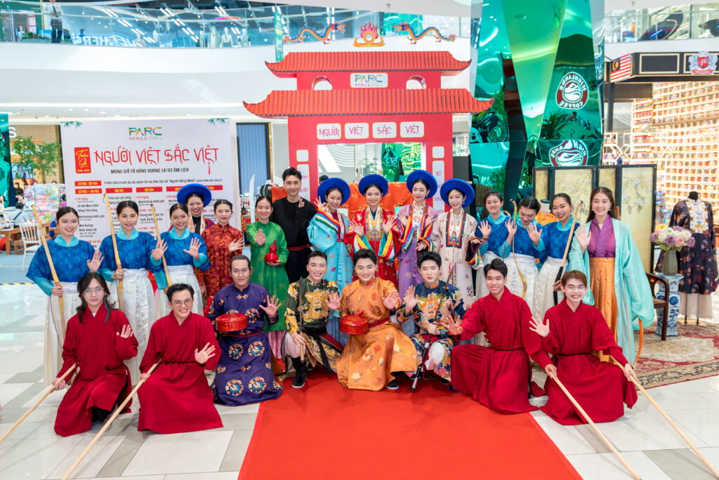 Trải nghiệm thử cổ phục Việt tại sự kiện Người Việt Sắc Việt
