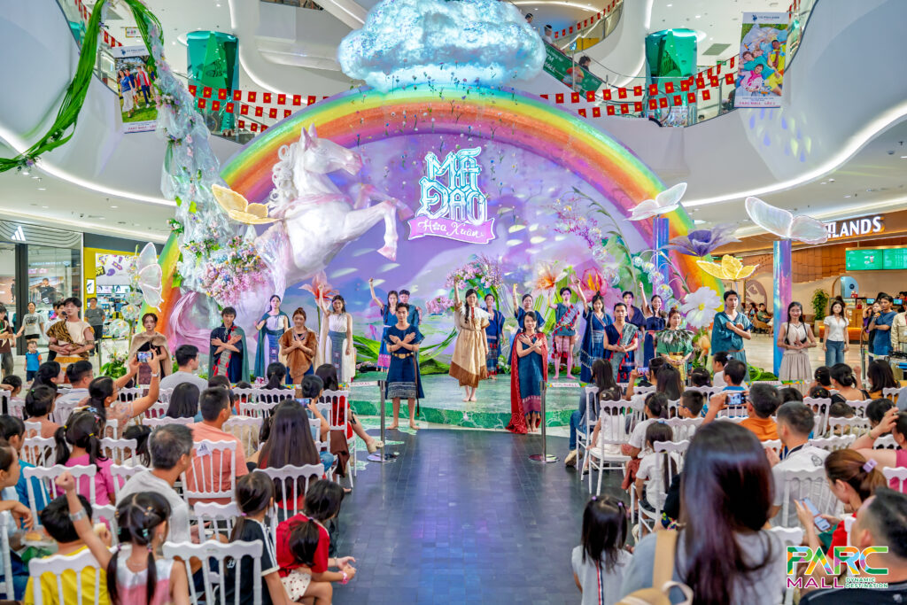 Biểu diễn trang phục thời Hùng Vương tại Sảnh sự kiện PARC MALL