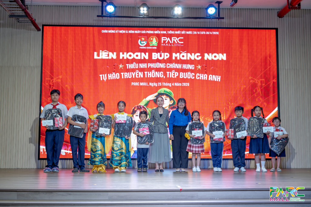 Lễ trao học bổng dành cho các học sinh hiếu học