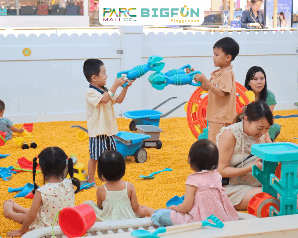 Khoảnh khắc vui chơi của các bé tại trung tâm thương mại PARC MALL