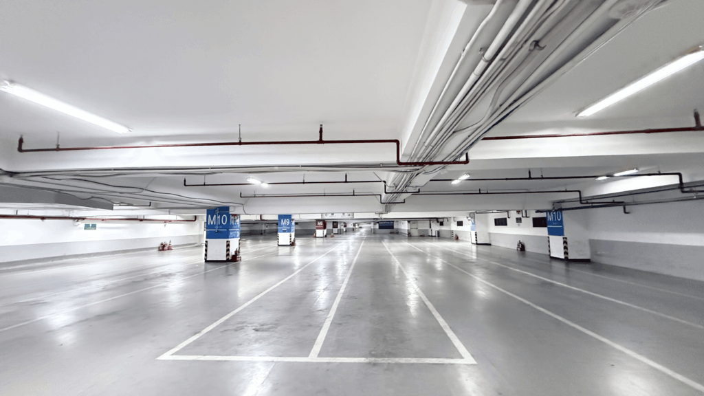 Không gian đổ xe dành cho xe ô tô tại hầm xe quận 8 PARC MALL