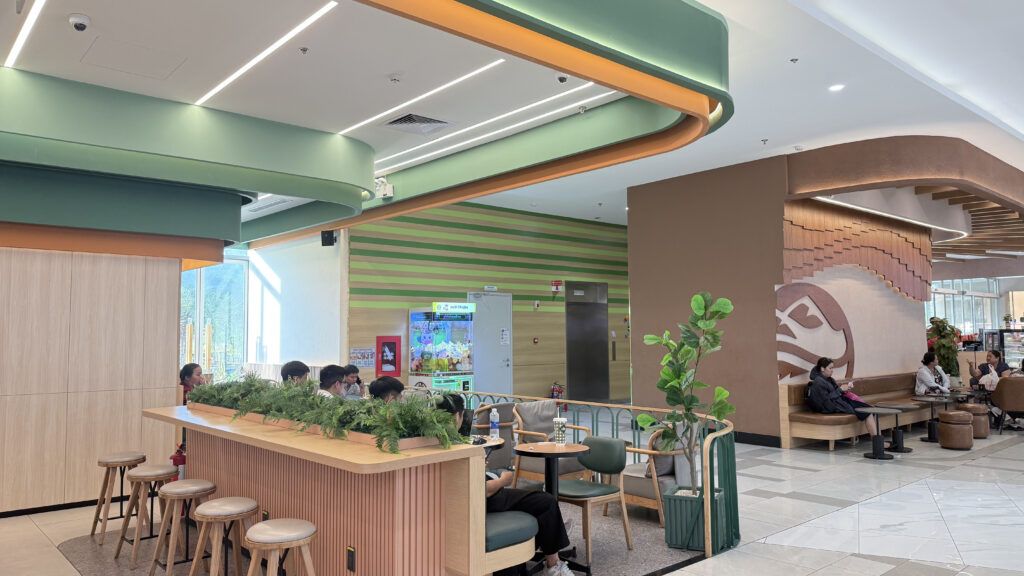 Lối đi thang máy cạnh Phúc Long Tầng 1