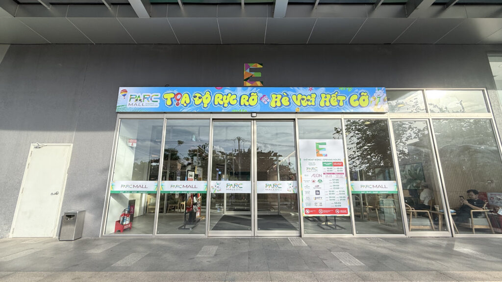Cổng E PARC MALL dành cho khách hàng xem phim vào các suất đêm