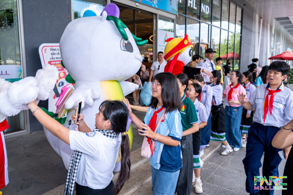 Trung tâm thương mại PARC MALL nhộn nhịp chào đoán đoàn thiếu nhi tại sảnh