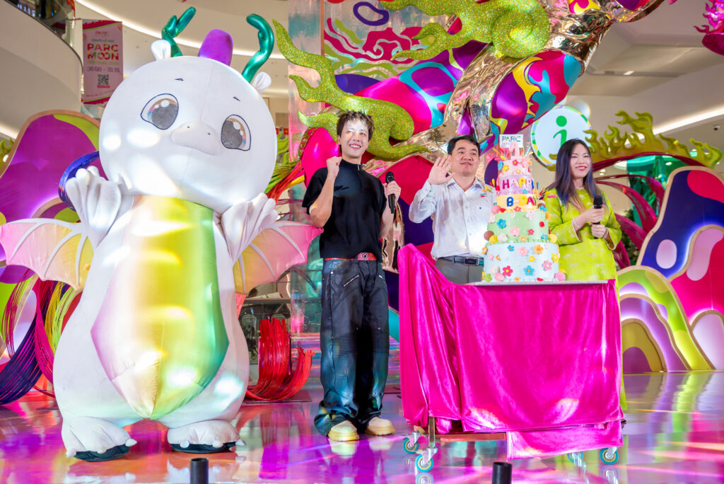 Nicky thắp nến chúc mừng sinh nhật PARC MALL