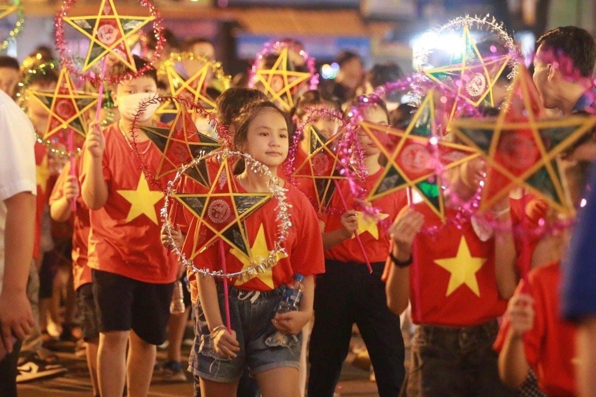 Các bé thiếu nhi nô nức hưởng ứng ngày hội Trăng Rằm