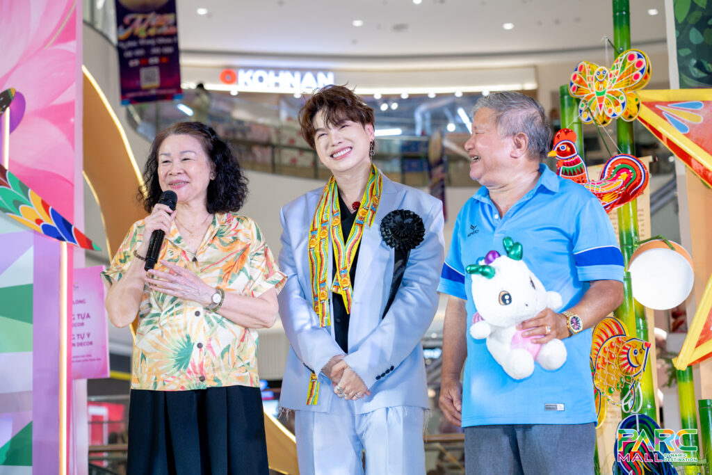 Bố mẹ nghệ sĩ Hoàng Tôn tạo bất ngờ cho người con của mình