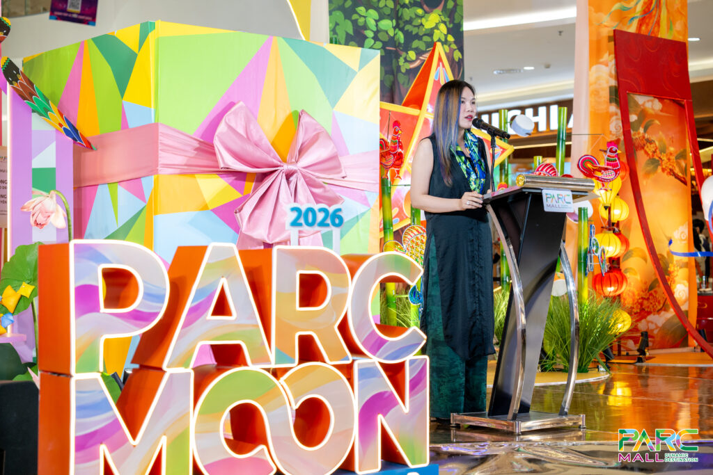 Bà Bùi Nguyệt Nga phát biểu tại sảnh sân khấu PARC MALL